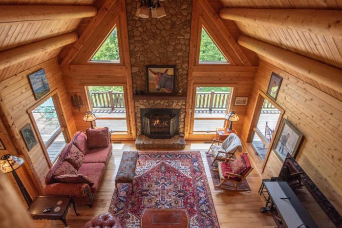 VIEWS, Fire Pit, Dogs Welcome, Fenced Yard! Close to New River Outfitters!