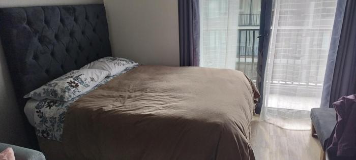 Departamento estudio con cama matrimonial y sofá cama, ideal para estadías largas