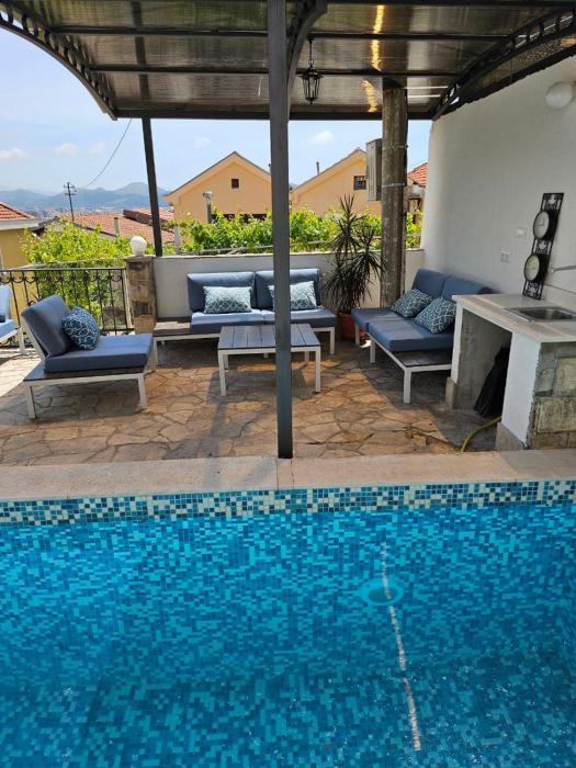 Villa Vi apartmen in a villa with a swimming pool