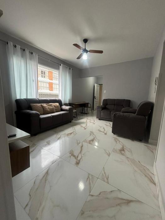 Apartamento com Estacionamento, Wi-Fi, Ar condicionado a 300 metros da Praia da Enseada no Guarujá.