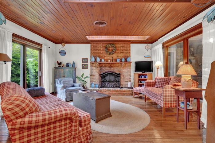 Spacious Antique Charm Home by Leavetown Vacations