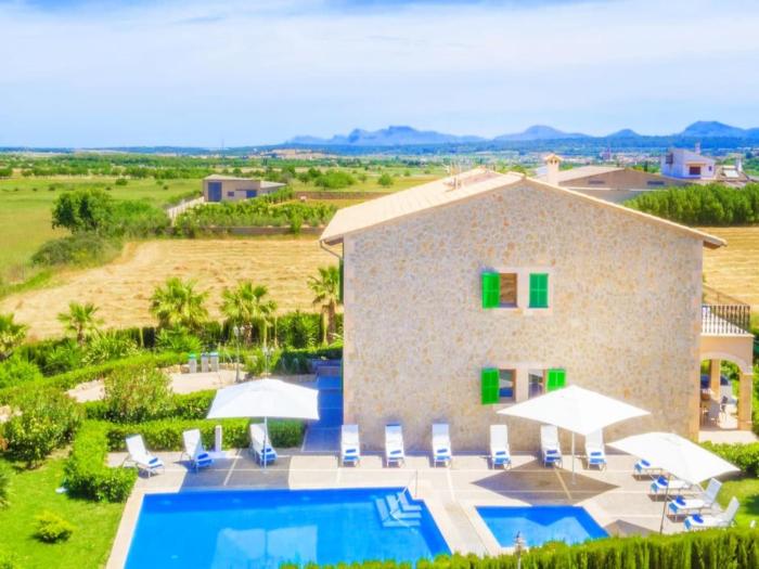 Spacious villa in the heart of the island