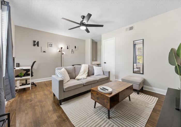 Upscale 1BD King Suite with Pool, Laundry, Desk, Parking