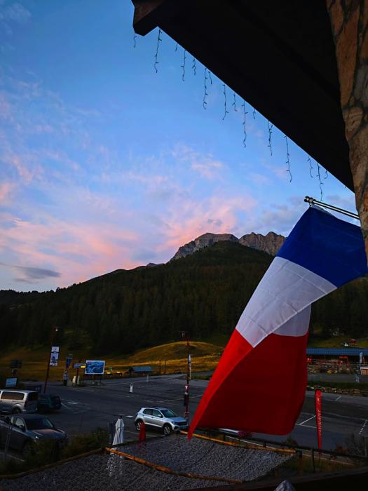 Chambre dhôte chez Thibault à proximité des pistes 200 M départ depuis le Fournet et nombreux itinéraires de randonnées au pied de limmeuble