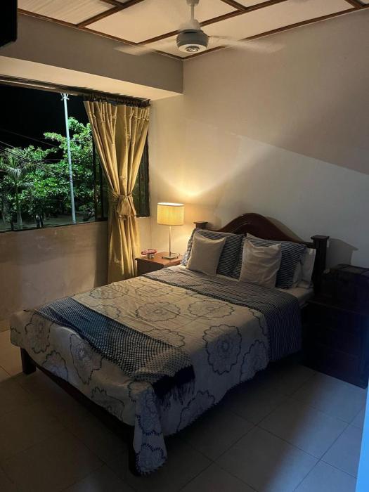 Habitación con baño privado y aíre acondicionado frente al mar