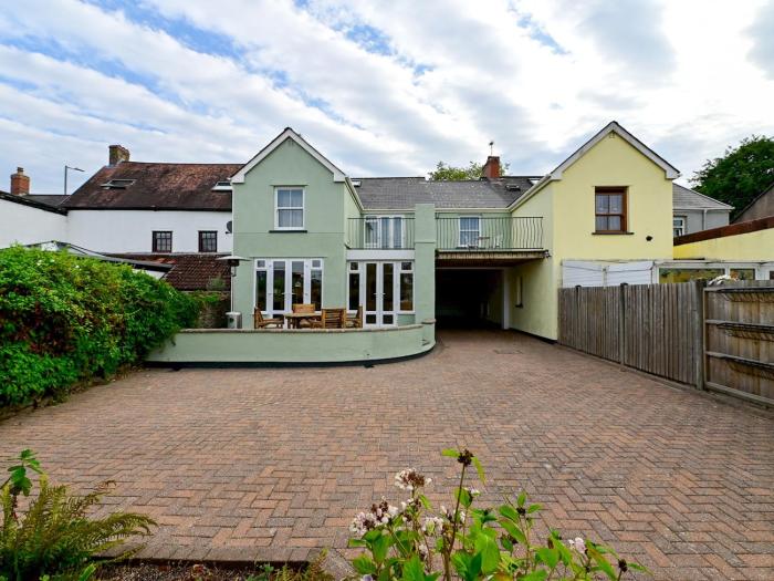Stylish 3-Bed in Historic Caerleon-GardenParking Pass The Keys