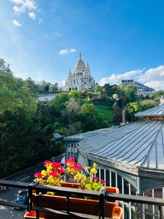 Unique View of Sacre Coeur!