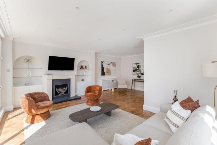 Luxury 4 Bedroom House Near Hyde Park