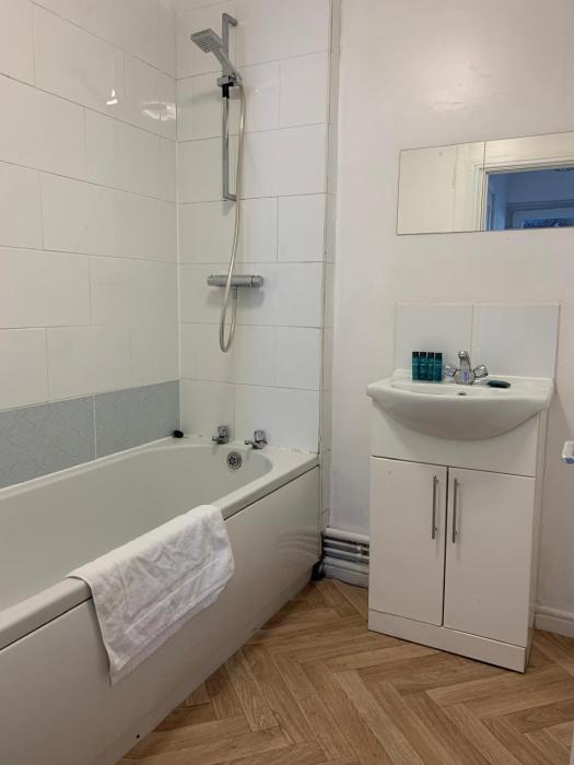 Tudors eSuites Two Bedroom Central Apartments - 6&6AU