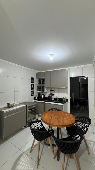 Casa com 2 Quartos Climatizados e Garagem