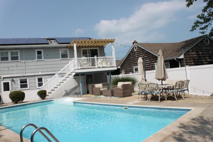 Gorgeous beach house with large pool & private beach, just 3 blocks away!!