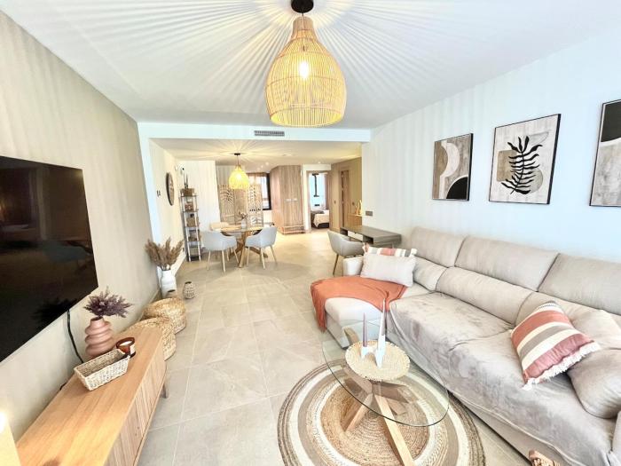 Modern ground floor with private garden and pool