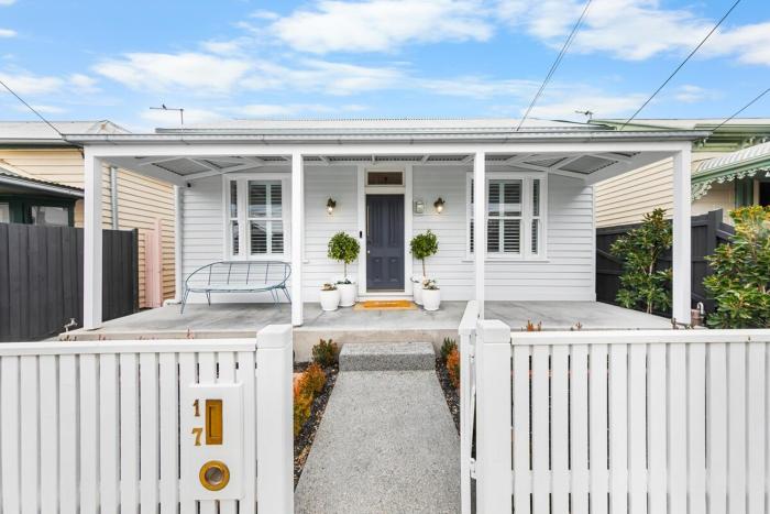 Luxury boutique bay retreat