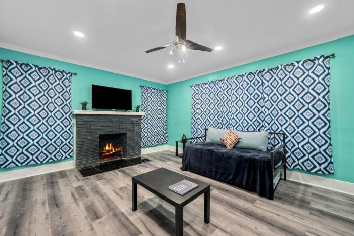 Modern Chic Montrose 3BR Apartment with King Bed