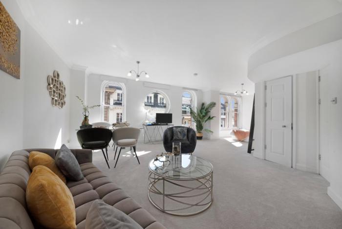 3 Bedroom Penthouse with Roof Terrace in Covent Garden
