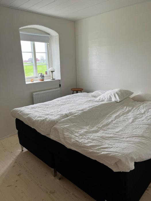 Cozy guest house with outdoor hot tub