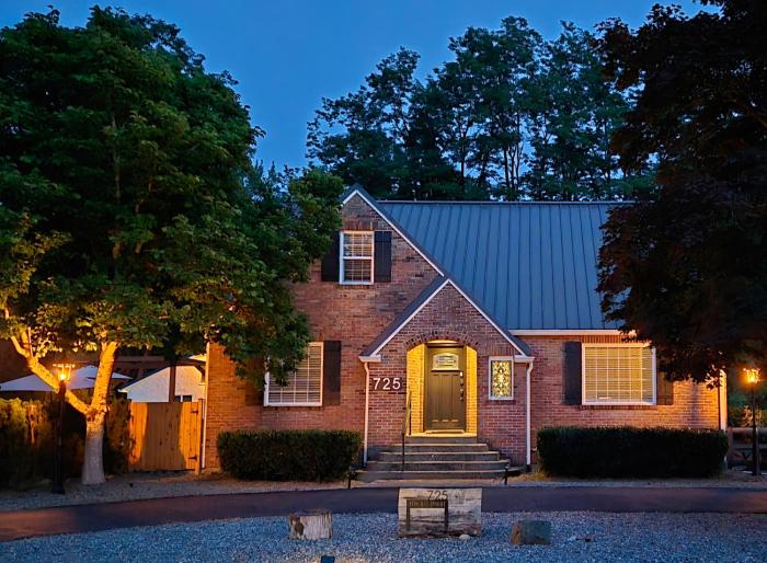 Valley Brickhouse Hot Tub Trails Downtown 1m