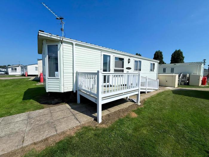 Lovely Caravan With Decking At Felixstowe Beach Holiday Park Ref 55005Sw
