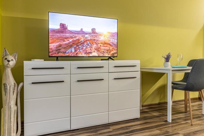 20th Residence One Bedroom Apartment - Private Parking Included