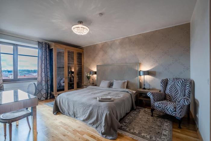 Domillion 2bdr old town apt w views parking A127
