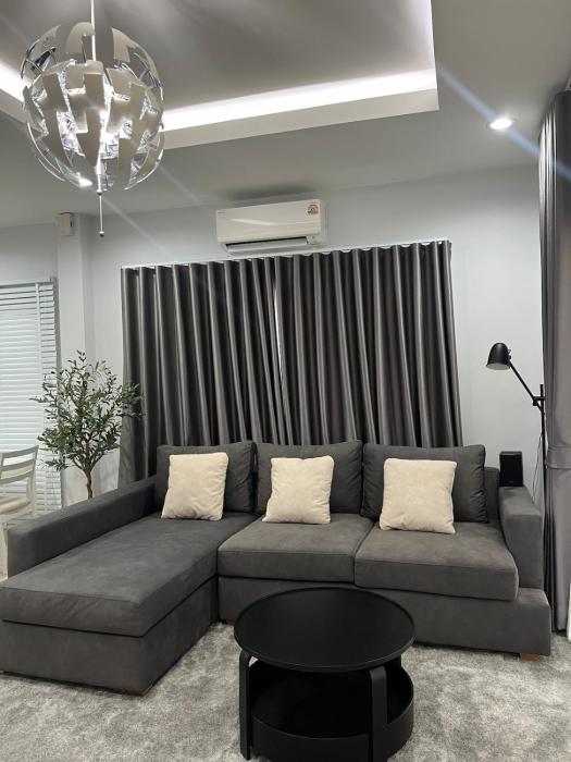 A single house on the corner for privacy