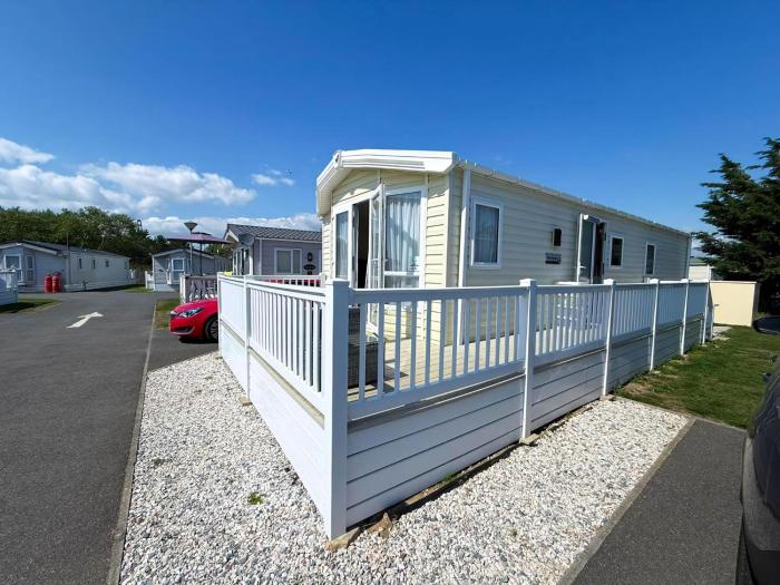 Lovely 6 Berth Caravan With Decking At Suffolk Sands Holiday Park Ref 45005Hc