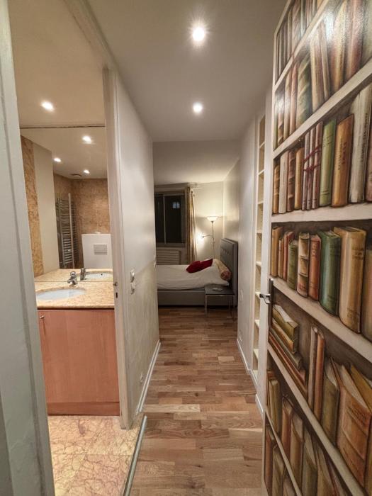 Spacious En-Suite Room by Champs Elysées