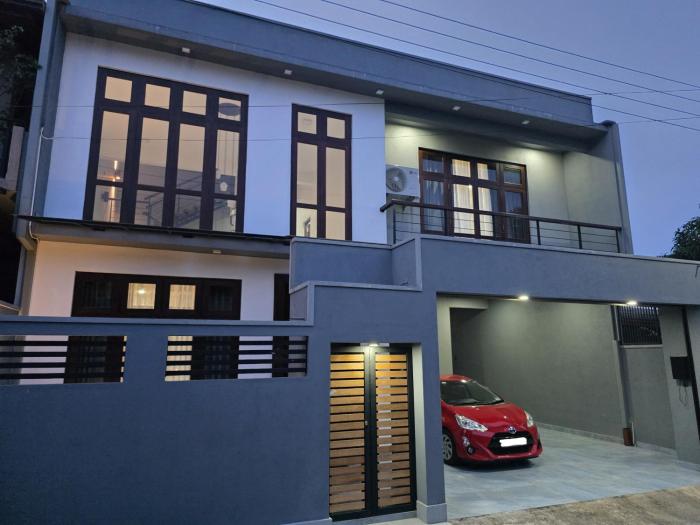 Modern 4-Bedroom Home with Rooftop in Malabe