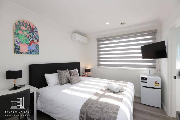 205 Modern King BR with Fast WiFi - Brunswick East