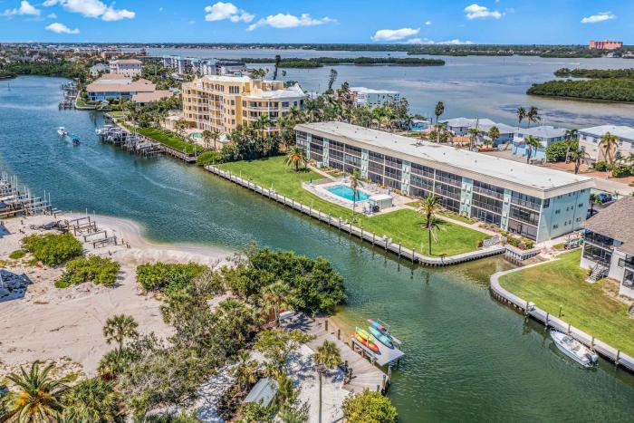 2BR Beachfront Condo Steps To Turtle Beach & Pool