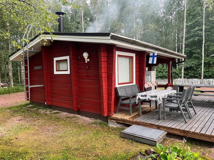 Mökki ja saunamökki Kurjenrahkan kansallispuistossa