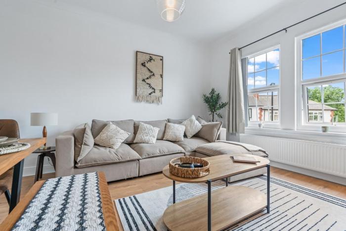 Stylish 4Bed Executive Stay WiFi and Parking