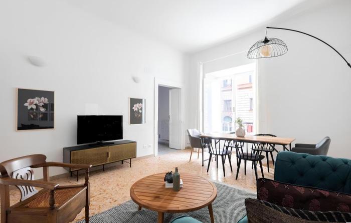 Historic 3BR Colosseum Apartment 160sqm for 9