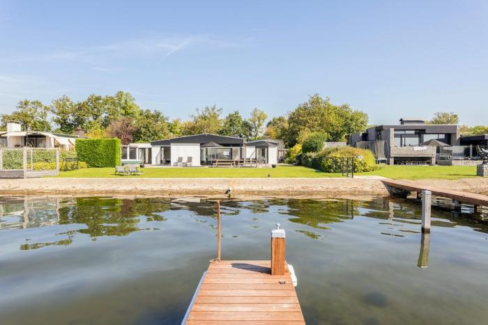 Reigerlaan 21 Kamperland, prime location on lake