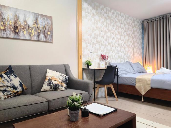 Uptown BGC 1BR Modern Pool View Unit by Terravista