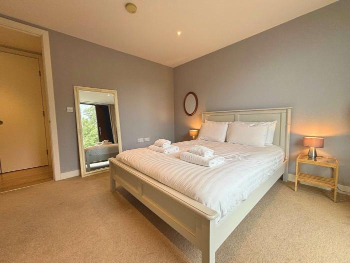 Modern Central Apartment with Parking