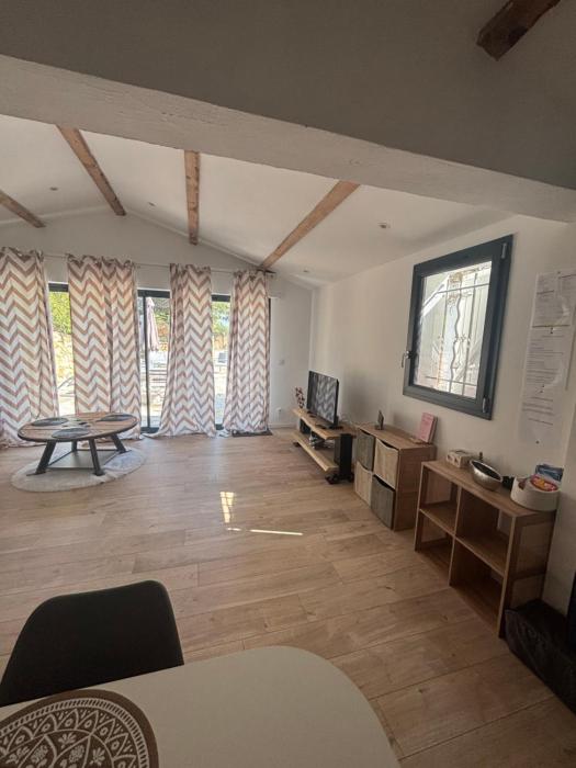 Sanary sur mer L échappée belle petite maison moderne 4 pers max 7 minutes en voiture du centre ville port marché et plages grand espace extérieur parking gratuit