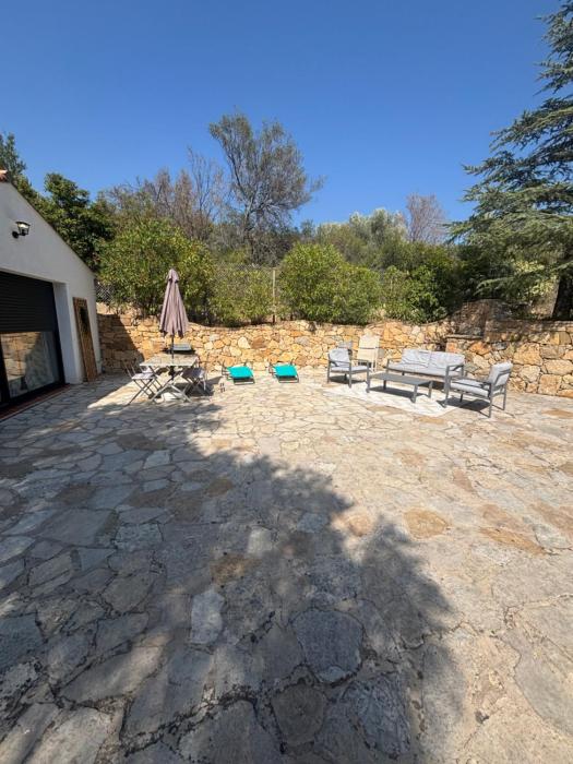 Sanary sur mer Location maison plein pied moderne 4 personnes bel espace extérieur entièrement clôturé parking gratuit à 7 minutes centre ville en voiture