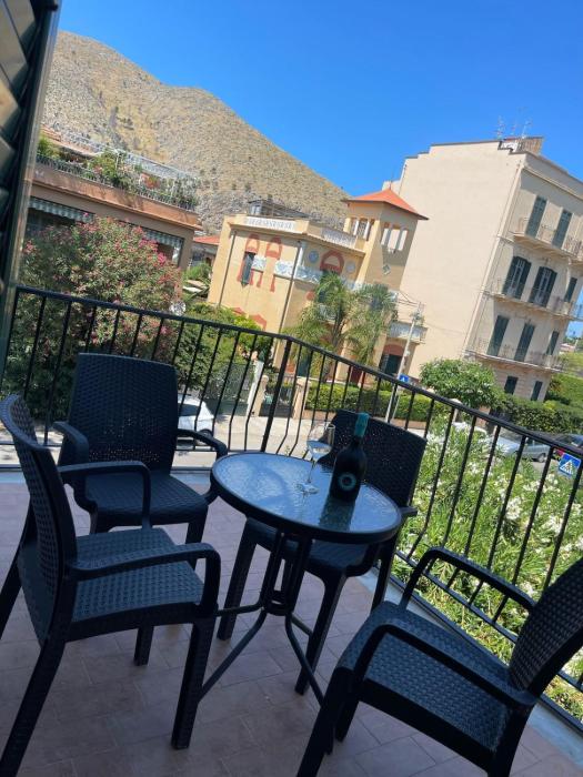 Mondello beach house with terrace 2 steps from the sea