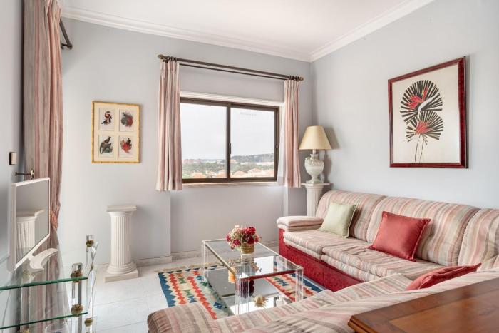 GuestReady - Vibrant flat w balcony