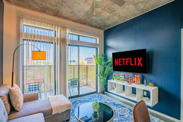 Alluring 2BD - DT - Gym, Pool, Parking - Sleeps 8