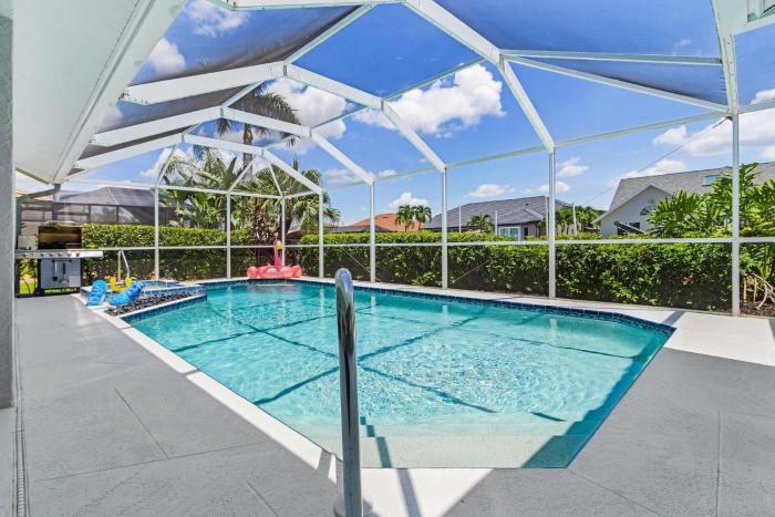 Waterfront Bliss with Heated Pool, Spa & Private Dock Adventures - The Coral Dockhouse