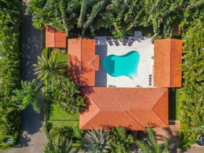 Total Privacy, Prime Location, Design