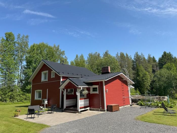 Iso omakotitalo luonnon keskellä