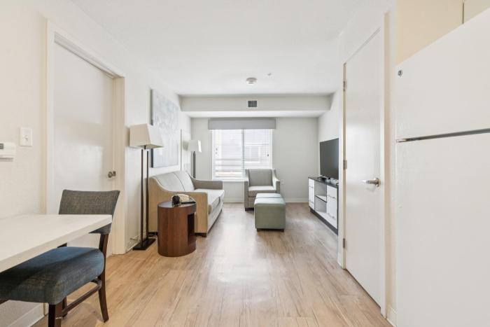 Simplicity At the Rim 1215 I Spacious 1 Bed 1 Bth