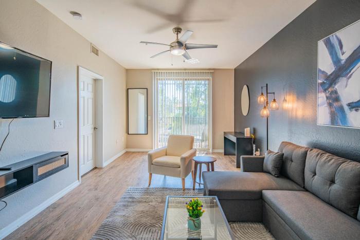 Spacious 2BD - ASU - Sloan Pk - WD Parking Sleeps 8