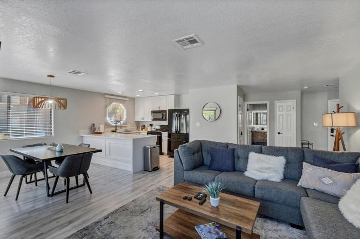 Fully Renovated Condo with Tennis Court View U012