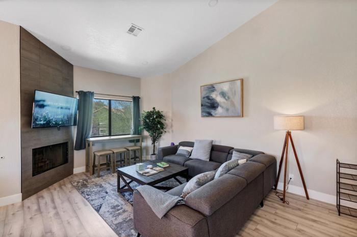 Fully Reno Condo Vaulted Ceiling and Tennis U007