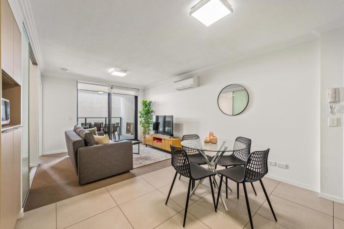 Stylish Apt in Best Location! Free Parking and WiFi