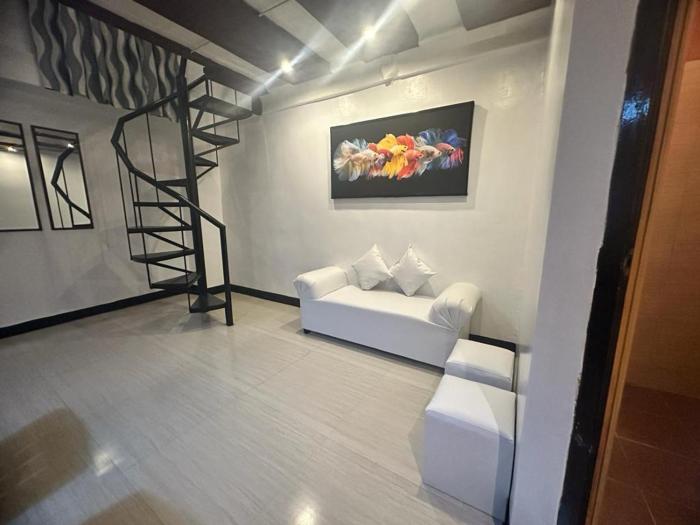 Adorable - 2B, Stunning Lounge